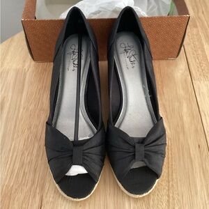 Life Stride Black Bow Peep Toe Wedge Heels size 8.5 wide NIB
